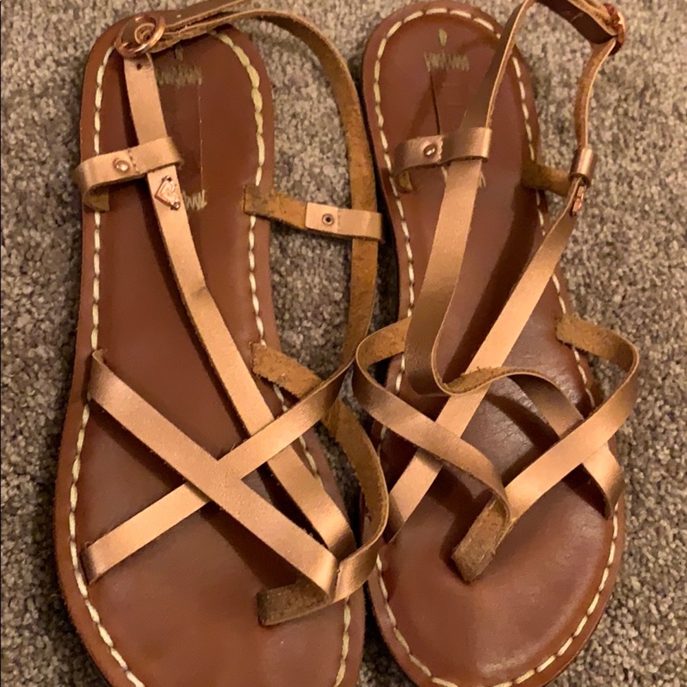 Rose gold Roxy sandals!